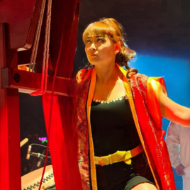 <h1 style="margin-top:32px;">鳳天神鼓｜團隊簡介</h1>

<p style="text-indent:24.0pt;"><span style="">94年由林韻慈老師(團員暱稱為小朱老師)成立芸逸音樂工作室</span></p>

<p style="margin-left:80px;text-indent:-36.0pt;"><span style="">101年成立臺南市人民團體「臺南市鼓樂協會」，希望藉由協會的運作能邀請到國內外知名的鼓樂團體到國內演出，增加台日交流機會。</span></p>

<p style="text-indent:24.0pt;"><span style="">105年以芸逸鼓樂表演藝術團申請並通過台南市文化局成為合核之立案表演團隊</span></p>

<p style="text-indent:24.0pt;"><span style="">105年考核通過臺南市街頭藝人証照。</span></p>

<p style="text-indent:24.0pt;"><span style="">109年成立「臺灣鼓藝運動協會」的全國協會，為致力為台灣鼓藝努力。</span></p>

<p style="text-indent:24.0pt;"><span style="">111年3月由大甲媽特將「芸逸鼓樂表演術團」改名為「鳳天神鼓」。</span></p>

<p style="text-indent:24.0pt;"> </p>

<p style="text-indent:24.0pt;"><span style="">成團邁入18年，演出場次超過千場</span></p>

<p style="text-indent:24.0pt;"><span style="">演出曲目，皆由團長林韻慈（小朱老師）獨立創作太鼓曲目，作品超過20多首以上。</span></p>

<p style="text-indent:24.0pt;"><span style=""> </span></p>

<p><span style="">※成立宗旨</span></p>

<p style="text-indent:24.0pt;"><span style="">透過鼓樂，傳播良善與快樂</span></p>

<h2 style="margin-top:13px;">聯絡我們</h2>

<p style="margin-bottom:13px;">Facebook 粉專：https://www.facebook.com/yunyitaiko/</p>

<p style="margin-bottom:13px;">官方網站：<a href="https://www.fongtiantaiko.com/">https://www.fongtiantaiko.com/</a></p>
